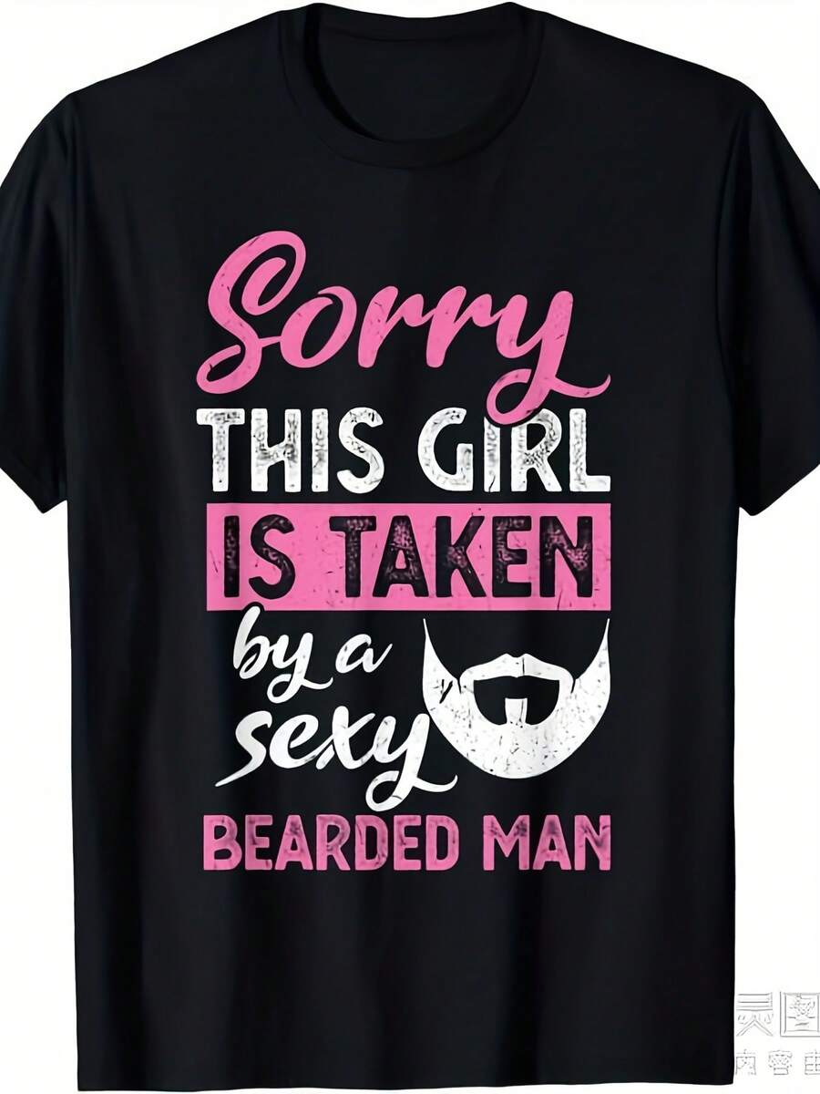 Sorry, This Girl Is Already Dating A Handsome Guy With A Beard. The T-Shirt Features A Similar Design, Suitable For Both Men And Women, And Is Perfect For Summer. It's A Short-Sleeved Style Made From 220G Pure Cotton Fabric. Unisex, Suitable For Casual Everyday Wear, Short-Sleeved Summer T-Shirt, Retro Y2K Print T-Shirt. - 黑色 - 查看 1