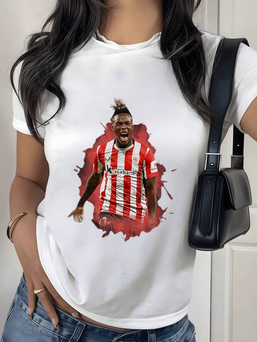 Figura de jugador de fútbol en movimiento con fondo artístico rojo que simboliza pasión y energía deportiva ideal para fanáticas del deporte camiseta de mujer casual moderna - Blanco - Ver 1