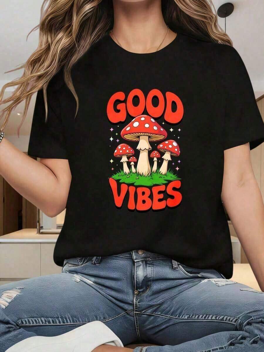 Women's Short-Sleeved Crew Neck T-Shirt With An Interesting Print, Featuring A "Good Vibes" Mushroom Graphic. This Fun, Casual Mushroom Print Top Is Made Of Cotton And Is Perfect For Summer. A Fashionable Piece Suitable For Christmas Parties, Sports Activities, Holiday Parties, Outings, And Other Holiday Gifts. This Unisex Cotton T-Shirt Has A Loose Fit, Short Sleeves, And A Crew Neck, And Features An Urban Vintage Style. Suitable For Spring, Summer, And Autumn. - 黑色 - 查看 1