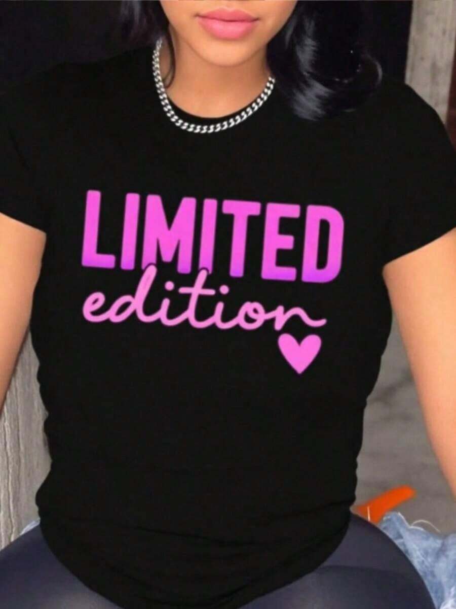 Camiseta Casual de Edición Limitada para Mujer con Corazón Rosa y Estampado de Edición Limitada - Corte Relajado en Línea H, Manga Corta, Cuello Redondo, Top de Verano, Camiseta Casual Transpirable para Atuendos Informales, Letras Rosadas (Lavable a Máquina) - Camiseta Moderna de Edición Limitada - Negro - Ver 1