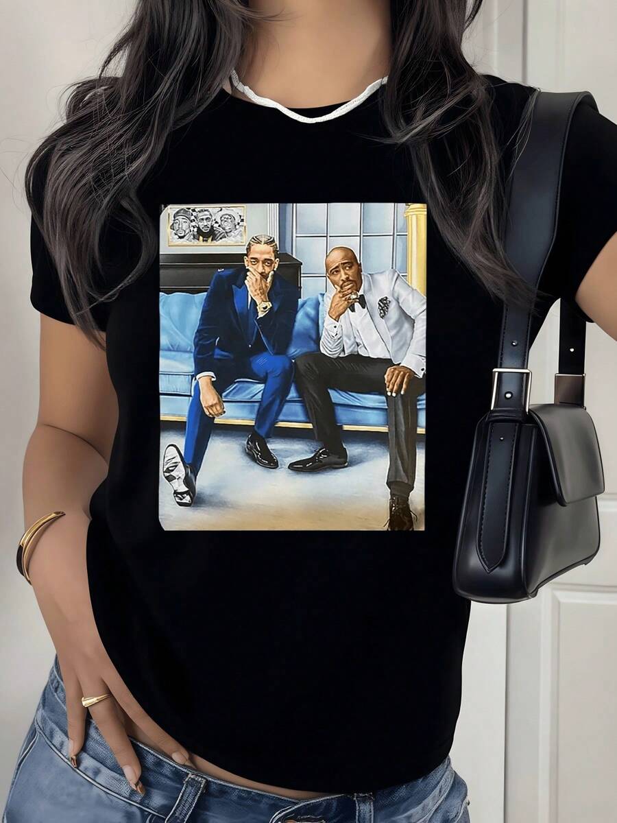 Dos figuras sentadas en un sofá elegante con trajes formales en un ambiente sofisticado transmiten éxito y amistad en un entorno moderno camiseta de mujer casual para uso diario cómoda y con estilo artístico - Negro - Ver 1