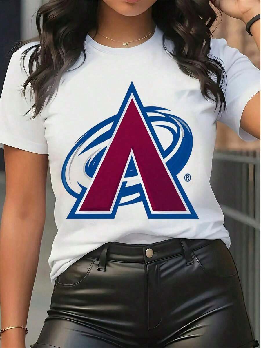 Camiseta gráfica de manga corta para mujer, camiseta casual de cuello redondo y corte holgado con estampado retro de la letra A, top de verano inspirado en equipos de béisbol para uso diario, camiseta básica cómoda y suave, tops para mujer, blusas y camisetas para mujer, camiseta para mujer, ropa con motivos para mujer, ropa de verano, conjuntos de primavera para mujer, camisetas gráficas para mujer, top negro, tops de verano, blusas para mujer. - Blanco - Ver 1