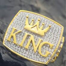 Anillo de motorista de oro de 18 quilates con baño de oro, con diseño geométrico cuadrado grabado y circonita cúbica para hombres - Dorado - Ver 2