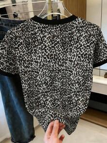 Camiseta de mujer de manga corta con cuello redondo, estampado de leopardo y gráfico numérico - Multicolor - Ver 2