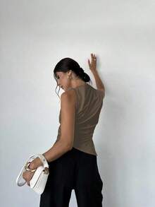 Camisa de satén con cuello plisado, sin mangas, elegante y sencilla, con dobladillo entallado, para oficina, en color beige - Marrón Mocha - Ver 4