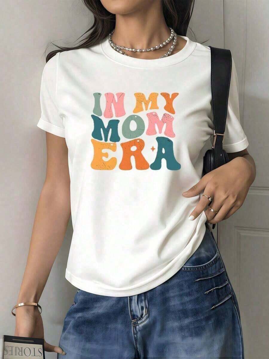 short-sleevePlayera Estampada de MujerPlayera Estampada de MujerFrase colorida In My Mom Era que celebra el cari? o y la fuerza maternal transmitiendo nostalgia y orgullo familiar camiseta para mujer algodón suave y cómodaFashionable women's clothingCuello Redondo Algodón Tejido Suave Manga Corta Transpirable y FrescaCuello Redondo Algodón Tejido Suave Manga Corta Transpirable y Fresca100% Cotton - Blanco - Ver 1