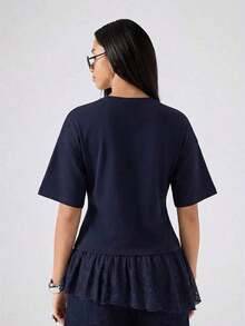 Camiseta de mujer de unicolor con cuello redondo, hombros caídos, manga corta, parche de encaje, bajo irregular con volantes - Azul marino - Ver 2
