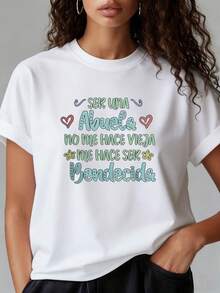 Camiseta de manga corta estampada para mujer, con texto en español "SER UNA Abuela NO ME HAY VIEJA ME HAY SER Bendecida," estampado de corazones y flores con un cálido eslogan de amor familiar, camiseta blanca de cuello redondo y manga corta para mujer, adecuada para primavera, verano y otoño, ajuste cómodo, diseño moderno, versátil y duradera para uso diario, estilo moderno, estiliza y favorece la figura cuando se usa por fuera, simple y elegante cuando se usa por dentro. - Blanco - Ver 1