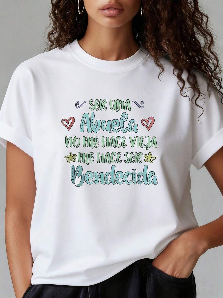 Camiseta de manga corta estampada para mujer, con texto en español "SER UNA Abuela NO ME HAY VIEJA ME HAY SER Bendecida," estampado de corazones y flores con un cálido eslogan de amor familiar, camiseta blanca de cuello redondo y manga corta para mujer, adecuada para primavera, verano y otoño, ajuste cómodo, diseño moderno, versátil y duradera para uso diario, estilo moderno, estiliza y favorece la figura cuando se usa por fuera, simple y elegante cuando se usa por dentro. - Blanco - Ver 1