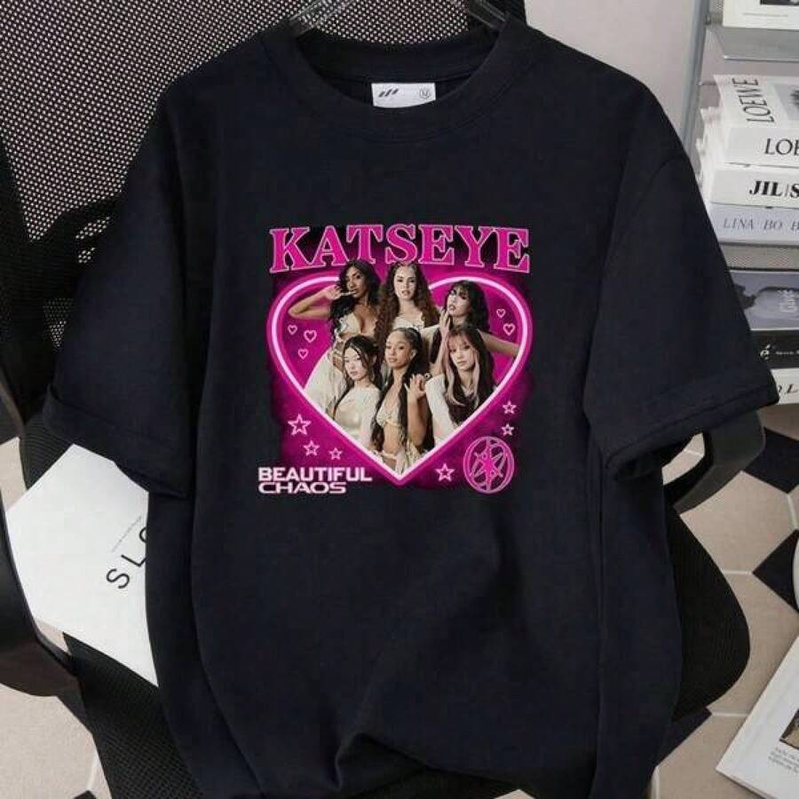 Camiseta deportiva informal de manga corta para mujer, camiseta estampada KATSEYE Girl Group, top holgado, manga corta de algodón, ropa Tweedle Girl, ropa para niñas, ropa de verano, ropa para niñas, ropa para niños, ropa para niños y niñas, camiseta informal estampada de manga corta con cuello redondo, ropa de verano para estudiantes jóvenes, camiseta con gráficos de Katseye, camiseta Katseye Beautiful Chaos, camiseta Katseye Beautiful Chaos 2026, camiseta Katseye Gnarly.
Conjuntos familiares a juego, disponibles en tallas para niños y adultos, ideales para usar en familia. ,Estampados con temática navideña, conjuntos para padres e hijos, K-, regalos para el Día de la Madre, camisetas del Mundial, camisetas de personajes de anime, playeras de hombre,ropa de hombre,camisas para hombre,ropa de niña,ropa de niño,playeras de niño,blusas para mujer - Negro - Ver 1