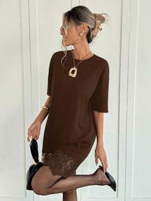 Vestido corto de verano de mujer con cuello redondo, mangas cortas de hombros caídos, parches de encaje y diseño holgado de un solo color - Marrón - Ver 4