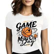 Tops para mujerUna Chaqueta deportiva y holgada para adolescentes, con estampados de baloncesto y Game Day, adornos de corazones y un diseño relajado de manga corta.Perfecto para reuniones con amigos, uso casual y ocasiones informales del día a día. - Blanco - Ver 3