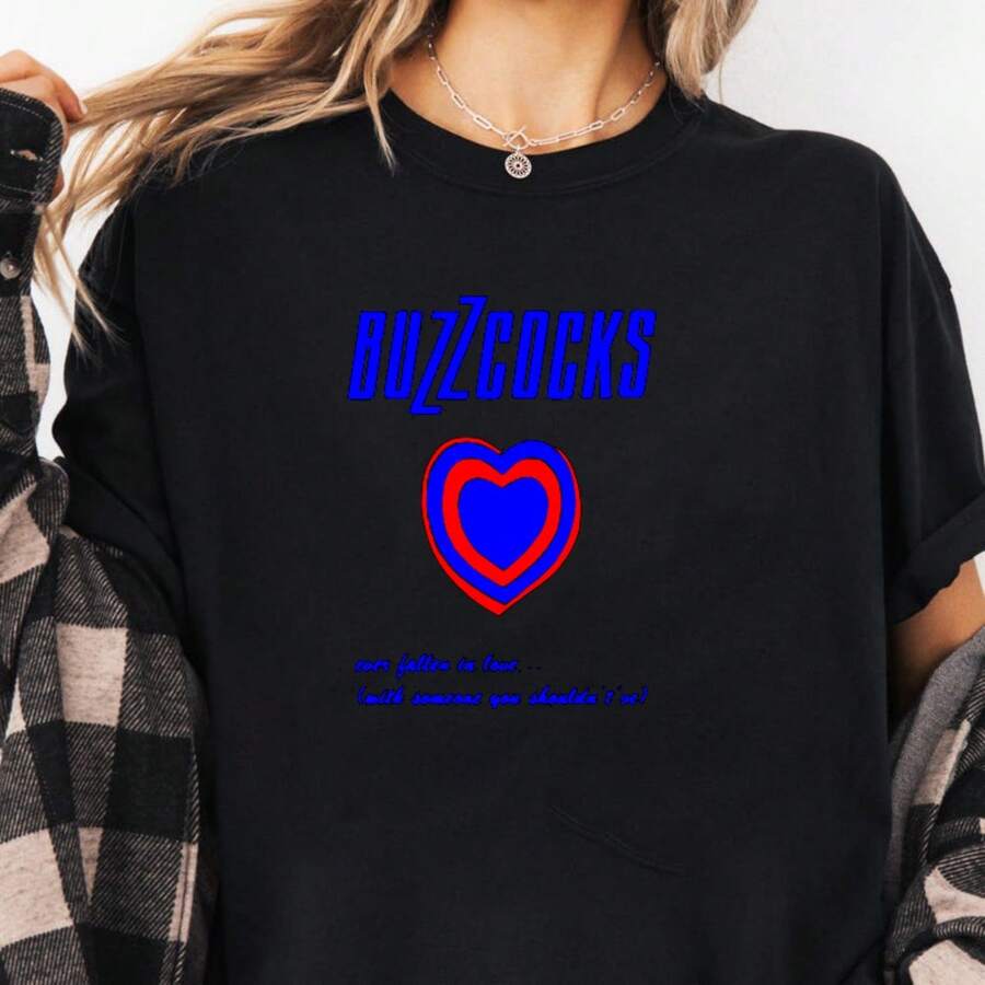 Buzzks R Album Cover Hatocoani 568 TShirt220G AL1Godn Foundation Men's, 220g Of Pure Comfort. Created For Every Human Being, Whether Woman Or Man. Consistent Fabric Of Optimal Quality, Prepared For Any Size, Soft To The Touch But Designed To Hold Up. Breathable Outerwear For Women, Autumn Sets, Vacation Outfits, New Year's Costumes For Her. - 黑色 - 查看 1