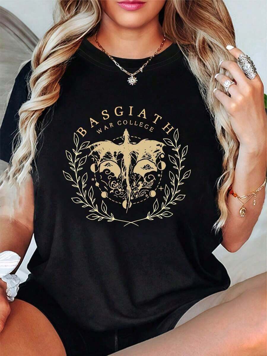 1 pieza Camiseta de talla grande para mujer - Plus Size - Mysterious Moments, la 'BASGIATH WAR COLLEGE' presenta una elegante camiseta casual de cuello redondo para mujeres de tallas grandes, adornada con patrones de alas, luna y nubes, perfecta para primavera y verano. Talla grande, corte holgado, transpirable, ligera, casual, Y2K, ropa urbana, boho, vintage, minimalista, estilo rústico, athleisure, verano, 100% algodón. - Negro - Ver 1