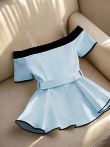 Blusa elegante y de moda para mujer, con diseño minimalista y versátil, con contraste de color negro y blanco, decoración de hebilla metálica y volantes en el bajo, para el verano - Celeste - Ver 2
