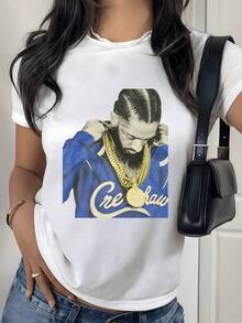 Figura artística que muestra a una persona con trenzas luciendo una chaqueta azul y collares dorados que simbolizan fuerza confianza y éxito personal camiseta de mujer casual moderna - Blanco - Ver 8