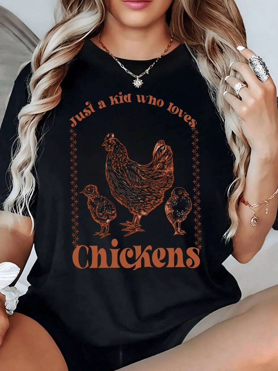 Hen Surrounded By Chicks Symbolizing The Simple Love Of Childhood And Connection With Rural Nature. Casual Women's T-Shirts With A Comfortable Graphic Print For Everyday Wear. - 黑色 - 查看 1