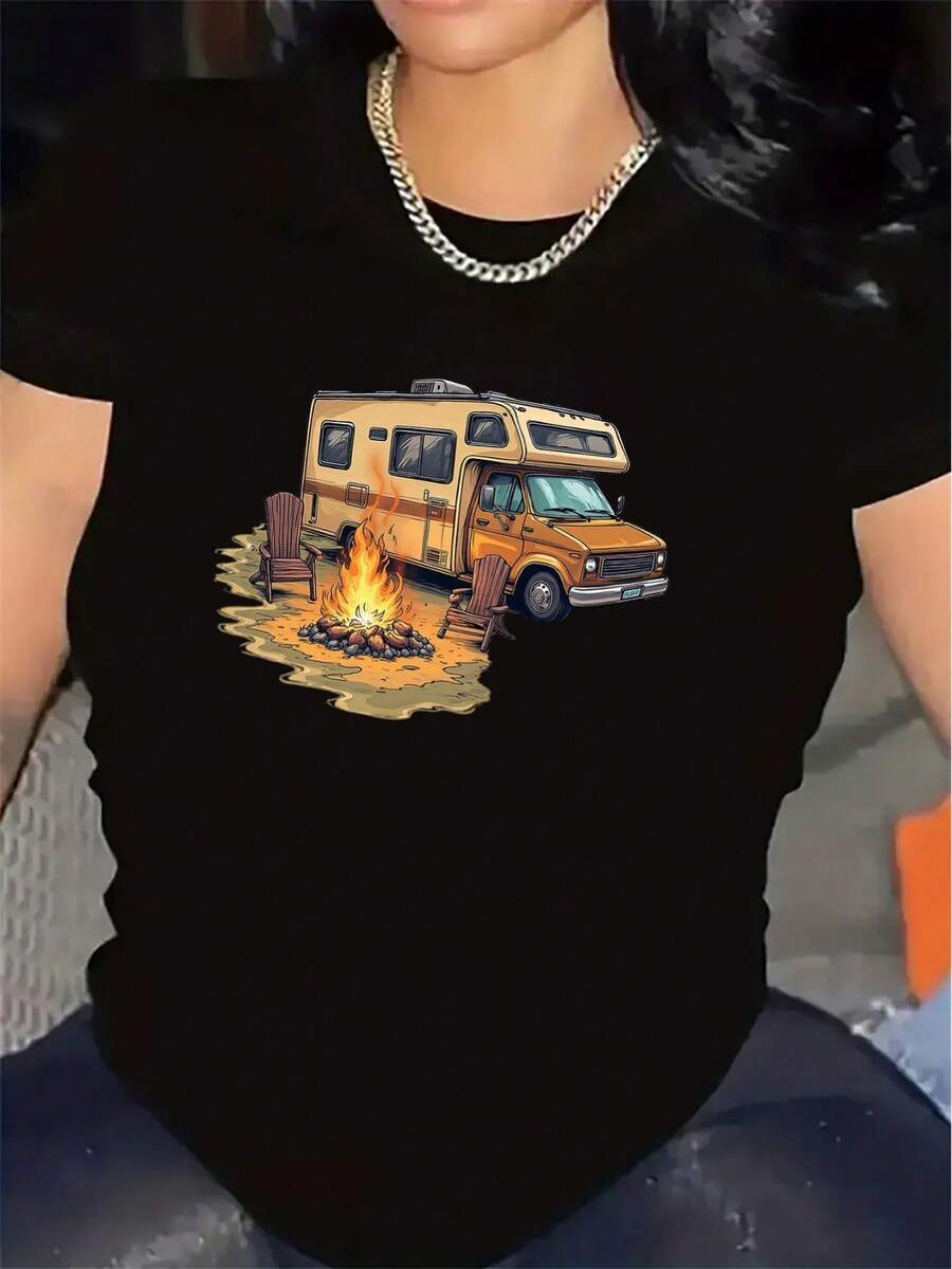 This Short-Sleeved Polyester T-Shirt, Designed Specifically For Camping Trips, Is Durable And Lightweight, Making It An Ideal Choice For Outdoor Adventures. It Features A Print With Camping Scenes, Offering Comfort And Ease Of Wear During Trips And Leisure Activities. Women's Summer Graphic T-Shirt, Casual Printed Short-Sleeved Crew Neck Shirt, Local Spring/Summer Streetwear Style. - 黑色 - 查看 1