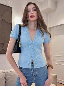Blusa de mujer con cuello en V, botones y pliegues de encaje francés - Celeste - Ver 1