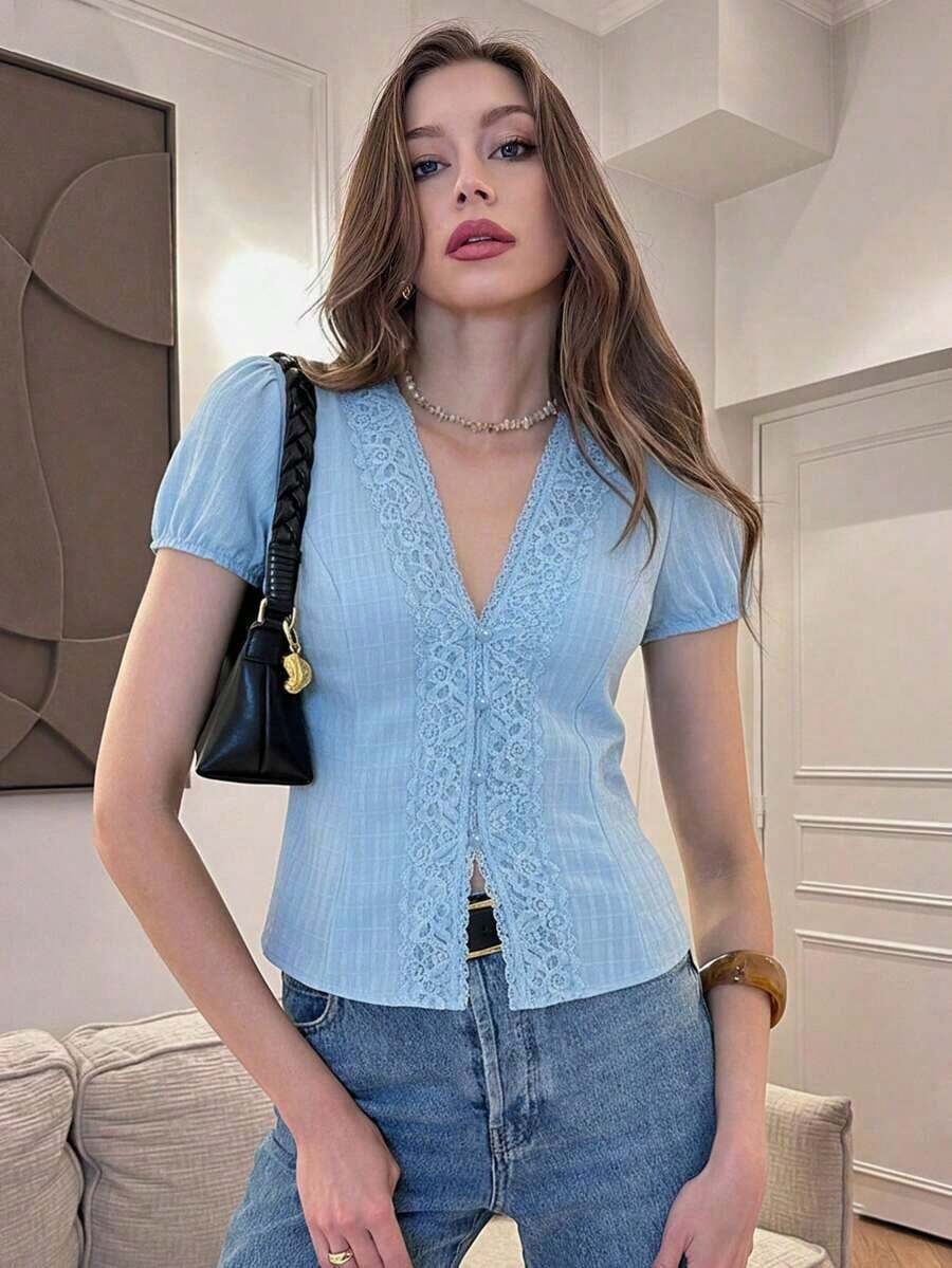 Blusa de mujer con cuello en V, botones y pliegues de encaje francés - Celeste - Ver 1