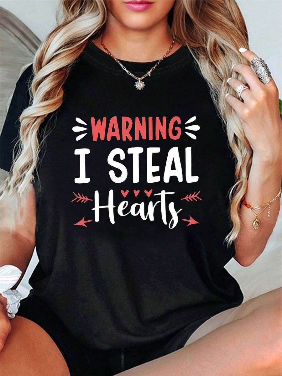 Talla grande, camiseta de talla grande para mujer - Estampado gráfico "ADVERTENCIA, RÓBO corazones" y diseño de corazón y flecha, blusa de manga corta y cuello redondo con elasticidad mediara atuendos de primavera y verano, top de estilo casual y  (lavable a máquina) - Aptara tallas