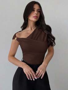 Camiseta blanca ajustada con hombro asimétrico, cintura fruncida, para mujer.Atuendo modesto y elegante para uso diario, playa, aeropuerto, vacaciones, trabajo como maestra. - Café integral - Ver 8