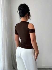 Camiseta de mujer de talla grande con decoración metálica y hombros descubiertos, para verano - Marrón - Ver 2