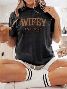 Nueva Colección 2026: Camiseta de Algodón para Mujer, Casual, Manga Corta, Cuello Redondo, Hombros Caídos, Largo Regular, con Estampado Wifey Est 2026, Algodón Ligero - Negro - Ver 7