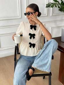 Camisa de mujer con cuello redondo, manga corta, decoración de lazo y bajo con volantes - Albaricoque - Ver 6