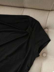 Nuevo top de manga corta ajustado con hombros asimétricos y plisado en negro, combinado con shorts caqui con cordón, conjunto de 2 piezas de pantalón corto y falda para mujer, traje casual de primavera/verano para mujer, ropa de verano para mujer - Multicolor - Ver 3