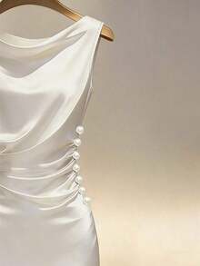Vestido ajustado sin mangas con cuello drapeado de satén color dorado champán - Beis - Ver 4