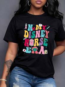 Texto colorido con letras grandes que celebran la creatividad de una enfermera con símbolos médicos y elementos alegres que transmiten energía positiva camiseta para mujer moderna y cómoda,Camiseta de mujer elegante. - Negro - Ver 7
