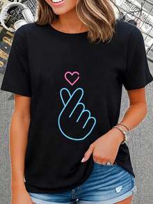 Camiseta Gráfica K-para Mujer - Camiseta Casual Negra con Diseño de Corazones Rosados y Azules, Manga Corta y Cuello Redondo, Perfecta para Fans del Drama Coreano y la Cultura, Camiseta para Uso Diario |   Camisa de Diseño Divertido |   Camiseta de elasticidad media, camisetas para damas, ropa para primavera, verano y otoño, mercancía de fans, estilo lindo, ajuste cómodo, mercancía de , material suave, camisetas de gimnasio para amantes del . - Negro - Ver 1