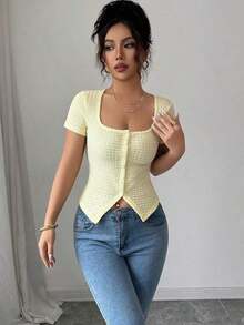 Camiseta ajustada de mujer con cuello cuadrado, de tejido de textura arrugada, con abertura frontal en el bajo, adecuada para uso casual diario, fiesta, cita y vacaciones - Amarillo - Ver 4