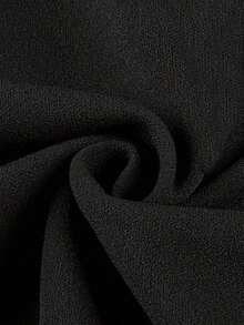 Elegante vestido de mujer de longitud media con cuello en V, mangas cortas y ajustado, con lentejuelas.Vestido lápiz de punto brillante, ligeramente elástico, para el verano en color negro. - Negro - Ver 4