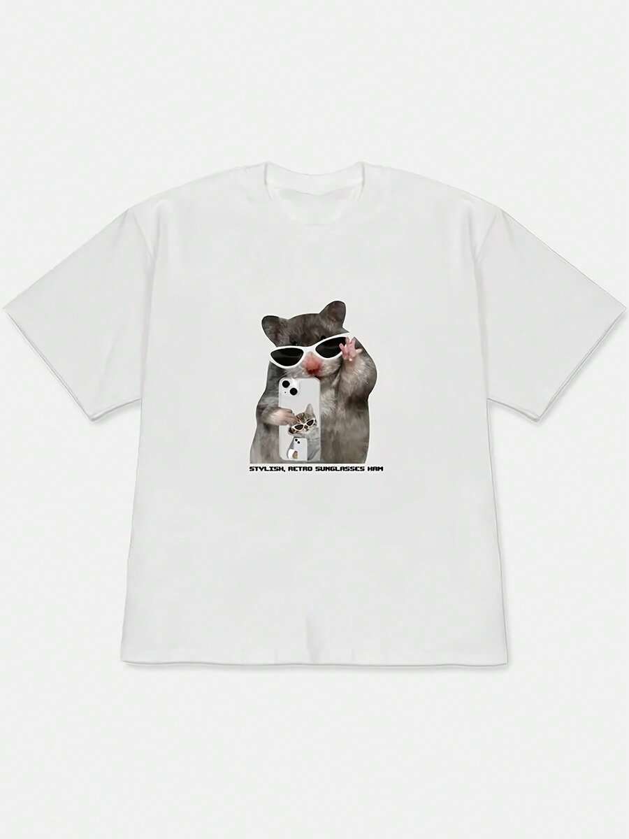 Short-Sleeved T-Shirt With Dropped Shoulders, Featuring An Illustration Of A Hamster Wearing Retro Sunglasses (Holding A Phone, With A Cat-Shaped Phone Case Wearing Sunglasses) And The Text "STYLISH, RETRO Glasses HAM". A , Cool, And Quirky White Short-Sleeved T-Shirt. Comfortable And Soft Against The Skin. Suitable For Everyday Wear For Lovers Of , Cool, And Quirky Styles. Made From A Lightweight And Soft Fabric. - 白色 - 查看 1