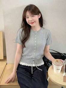 Cárdigan de punto gris de manga corta para mujer, de corte slim, con estilo universitario de verano, cuello redondo, parche de encaje y dobladillo con cordón - Gris - Ver 4