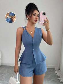 Conjunto de 2 piezas de verano 2026 con top sin mangas de cuello en V y pantalón corto de cintura elástica en color azul lino elegante y casual con decoración de metal y botón de perla - Niebla azul - Ver 1