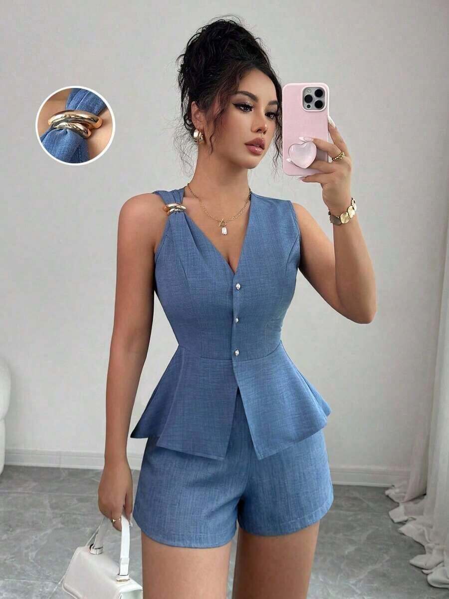 Conjunto de 2 piezas de verano 2026 con top sin mangas de cuello en V y pantalón corto de cintura elástica en color azul lino elegante y casual con decoración de metal y botón de perla - Niebla azul - Ver 1