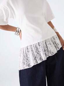 Camiseta de mujer de unicolor con cuello redondo, hombros caídos, manga corta, parche de encaje, bajo irregular con volantes - Blanco 2 - Ver 8