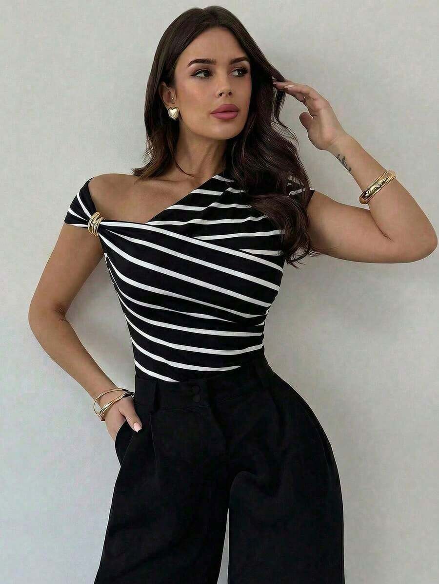 Camiseta ajustada con hombro asimétrico, cintura fruncida y decoración metálica, elegante y modesta para uso diario, color blanco, primavera/verano - Blanco y Negro - Ver 1