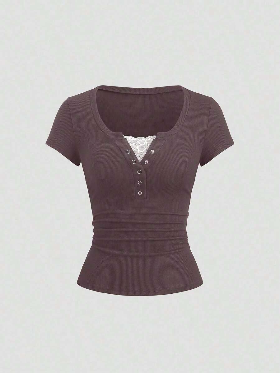 Camiseta de manga corta de unicolor con recorte de encaje de ojal semi-abierto para mujer, estilo urbano - Marrón - Ver 1
