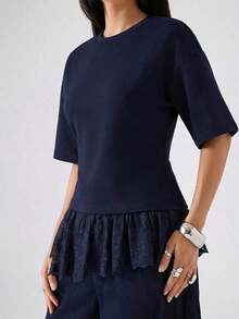 Camiseta de mujer de unicolor con cuello redondo, hombros caídos, manga corta, parche de encaje, bajo irregular con volantes - Azul marino - Ver 4