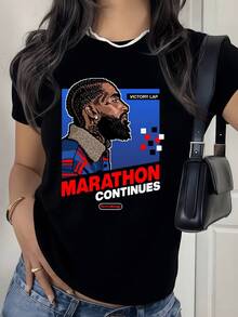 Figura pixelada de perfil con fondo azul y mensaje motivador Marathon Continues simboliza la perseverancia y la fuerza interior camiseta de mujer casual moderna cómoda para uso diario - Negro - Ver 1