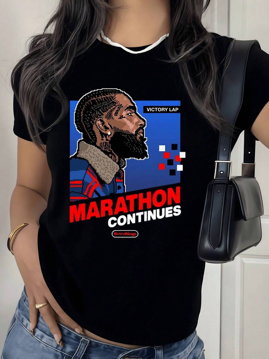 Figura pixelada de perfil con fondo azul y mensaje motivador Marathon Continues simboliza la perseverancia y la fuerza interior camiseta de mujer casual moderna cómoda para uso diario - Negro - Ver 1