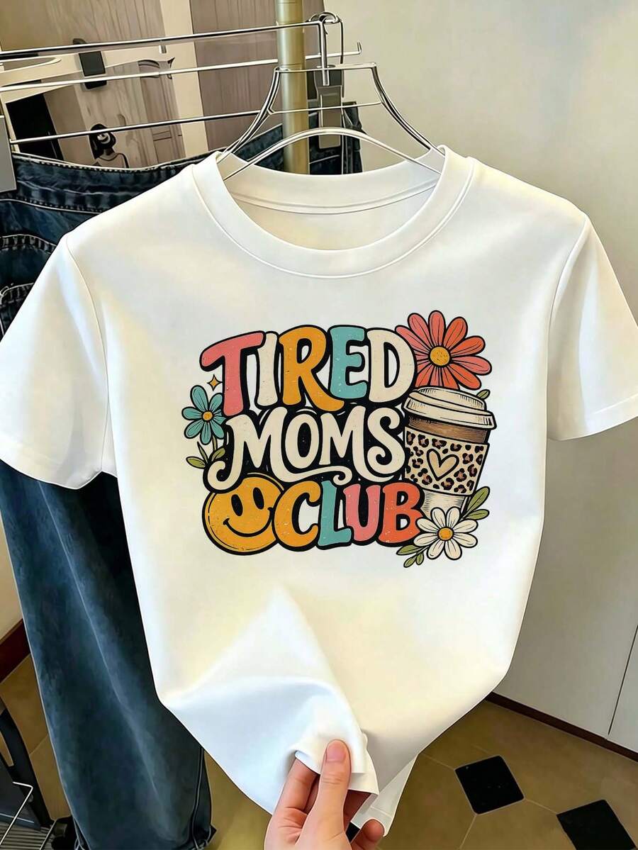 Camiseta Blanca para Mujer con Estampado "Tired Moms Club" con Café, Flores y Cara Sonriente, Cuello Redondo de Manga Corta, Top Casual Divertido para Madres, Ropa Cómoda para Uso Diario y Regalos, Ajuste Regular para Salidas Informales - Blanco - Ver 1