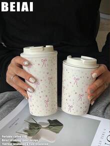 Gobelet isotherme à double paroi en acier inoxydable, motif nœud papillon et étoiles rose, 350-450 ml (11,83-15,21 oz). Idéal pour la voiture, le bureau, la salle de sport, les voyages, les activités de plein air, le thé ou le café. Couvercle avec bec verseur. Parfait pour l'extérieur, le bureau, la maison, l'école, la voiture, la salle de sport, les voyages, les anniversaires, la fête des mères, la fête des pères, la rentrée scolaire ou la Saint-Valentin. - Multicolore - Voir 2