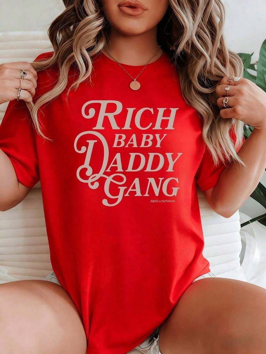 Altamente recomendado. Texto llamativo que celebra la confianza, la riqueza y la actitud juguetona, lo que lo hace perfecto para mostrar individualidad. Camiseta casual para mujer 100% algodón, fácil de combinar. - Rojo - Ver 1