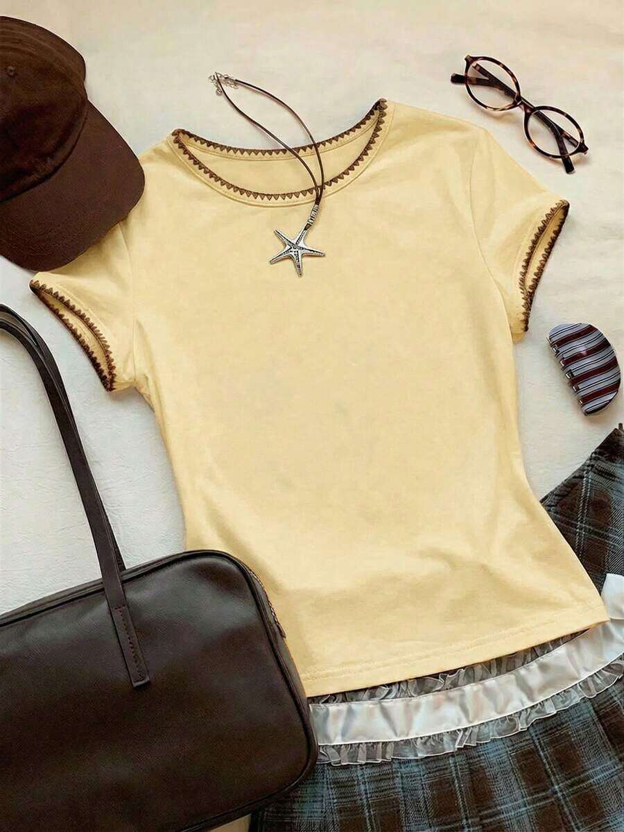 2026 Nueva Moda Camiseta Casual Versátil de Mujer con Cuello Redondo y Mangas Cortas, Contraste de Ribete, Top de Verano, Ropa de Primavera para Exteriores, Top Beige Casual Y2K - Amarillo - Ver 1