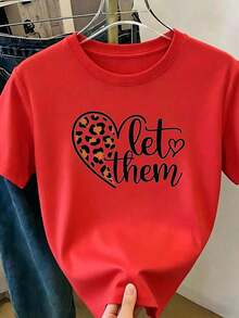 Camiseta Roja para Mujer con Estampado de Corazón de Leopardo y Frase "Let Them", Cuello Redondo de Manga Corta, Top Casual con Diseño Inspirador, Ropa Cómoda para Uso Diario y Ocasiones Informales - Rojo - Ver 1